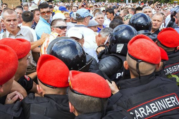 В Кишиневе 9 июня люди вышли на ночной протест против парламентского кризиса и назначения Кабинета министров, а позднее был отстранен президент Игорь Додон.