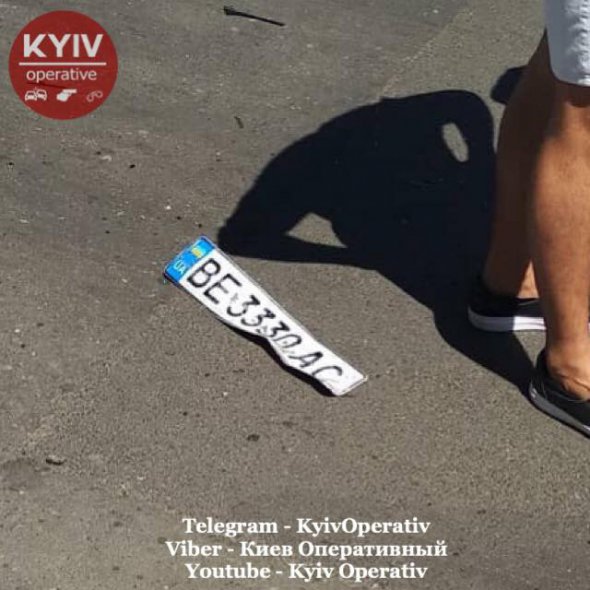 В Киеве произошло ДТП с переворотом с участием внедорожника Mercedes и автомобиля Lada. Виновник с места аварии скрылся