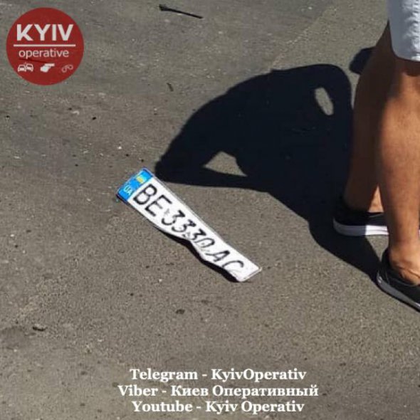 В Києві сталася ДТП з переворотом за участю позашляховика Mercedes і автомобіля Lada. Винуватець із місця аварії втік