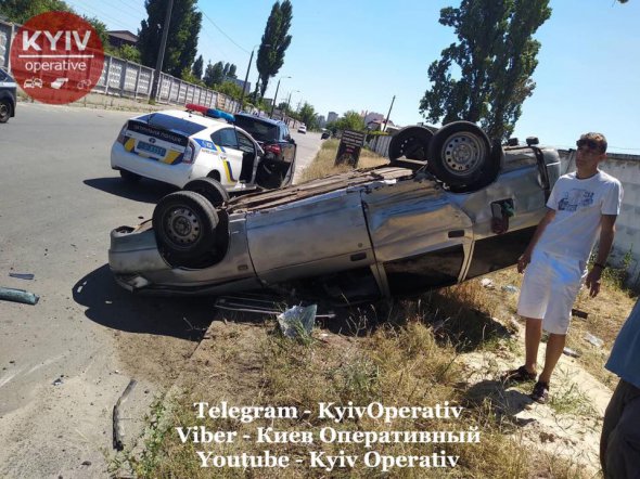 В Києві сталася ДТП з переворотом за участю позашляховика Mercedes і автомобіля Lada. Винуватець із місця аварії втік