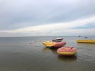 "Кримські почекуни" - так назвала блогер  пустуючі надувні човни  та "банани" на пляжі в Щолкіному