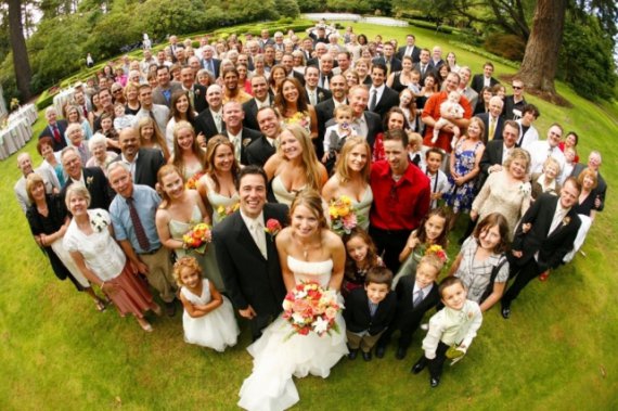 На весілля в Іспанії запрошують більше 100 гостей