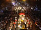 На праздник трех королей в Испании устраивают костюмированные парады