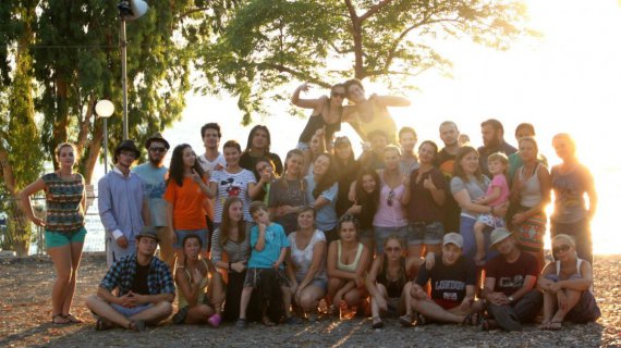 В свободное время как волонтер помогала в лагерях