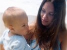 Маленька Анджеліна Джолі з матір'ю Маршелін Бертран