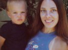 Маленька Анджеліна Джолі з матір'ю Маршелін Бертран