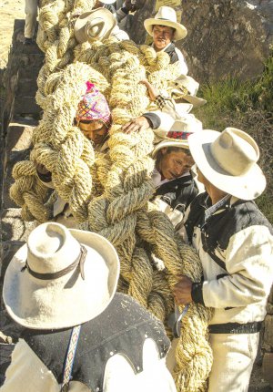 Чоловіки з регіону Куско у Перу несуть сплетені з трави канати. Їх використовують як підлогу для мосту над річкою Апурімак