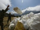 Фекалии туристов и альпинистов отравили склоны Эвереста.  По данным специалистов, в районе лагеря 2, на горе Эверест, в этом году оставили почти 8 тонн экскрементов.