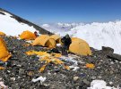 Фекалии туристов и альпинистов отравили склоны Эвереста.  По данным специалистов, в районе лагеря 2, на горе Эверест, в этом году оставили почти 8 тонн экскрементов.