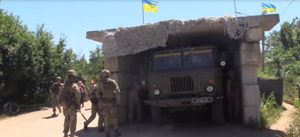 ВСУ отводят войска от Станицы Луганской согласно Минским соглашениям