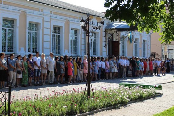 У Карлівці провели урочистий мітинг з нагоди Дня конституції України