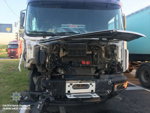 В аварії постраждав 37-річний водій автомобіля Subaru Forester, якого забрала  швидка.