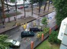 У Києві сильний вітер зриває дерева й дахи з будівель