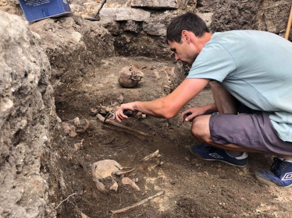 Археологи раскопали присоборное кладбище под фонтаном "Одуванчик"