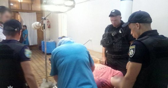 В Краматорске Донецкой области мужчина пытался покончить с собой. И нанес себе около 20 порезов на глазах и у посетителей больницы и медиков