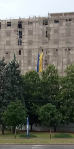 Украинский флаг вывесили на здании в оккупированном Донецке ко Дню Конституции