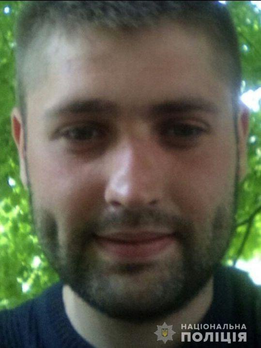 Полицейские разыскивают 24-летнего Сергея Гончарука, который в последнее время жил в Одессе. Его подозревают в краже, разбое, похищении человека и жестоком избиении, повлекшем смерть