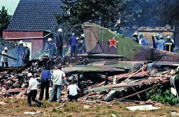 Бельгійські рятувальники та поліція працюють на місці падіння радянського літака МіГ-23 у містечку Кортрейк 4 липня 1989-го. Машина пошкодила веранду приватного будинку та вбила 19-річного сина господарів