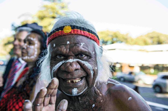 Австралійський абориген вітається з гостями міста Порт Августа. Кількість корінних жителів континенту 2016 року становила 798 тисяч осіб. Мови австралійців становлять окрему групу й поділяються на шість підгруп із величезною кількістю діалектів. Більшість мов безписемні
