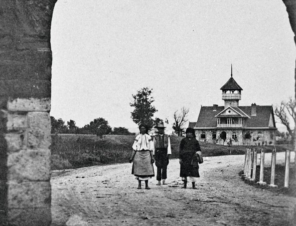 Селяни стоять біля ”стражниці” прикордонників у селі Окопи, 1930-ті. Протягом 1924–1939 років тут пролягав кордон між УРСР та Польщею