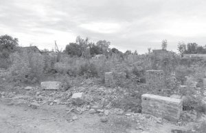 У Кунцевому Новосанжарського району в центрі села прибрали залишки недобудованої школи. У 1990-х роботи припинили, залишилася велика яма і будматеріали