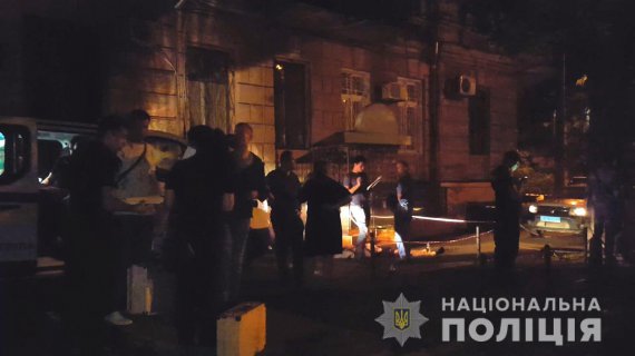 У одній із комунальних квартир у  Приморському районі   Одеси   78-річний одесит  ножем  по черзі позбавив життя сім’ю місцевих мешканців