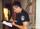 У одній із комунальних квартир у  Приморському районі   Одеси   78-річний одесит  ножем  по черзі позбавив життя сім’ю місцевих мешканців
