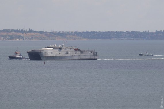 Американский быстроходный транспортно-десантный корабль USNS Yuma зашел в порт Одессы. Фото: dumskaya.net