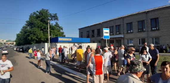 Жители поселка Тростянец на Винниччине четвертые сутки блокируют работу спиртового завода через вонь отходов производства с бардов полей