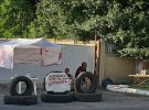 Жители поселка Тростянец на Винниччине четвертые сутки блокируют работу спиртового завода через вонь отходов производства с бардов полей