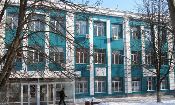 Поликлиника после реставрации в 2012 году - установили утеплительные плиты бирюзового цвета и металлопластиковые окна и двери
