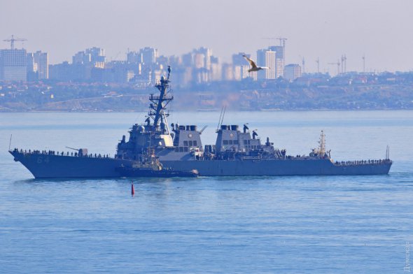 Американский ракетный эсминец USS Carney DDG64