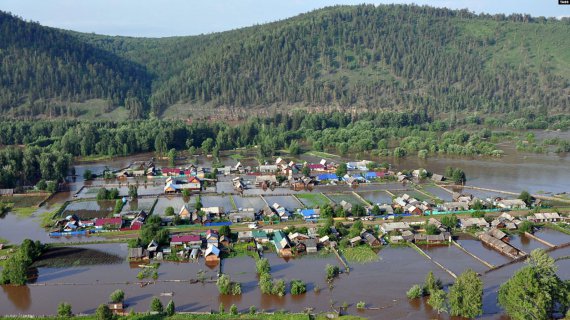 Паводок в Сибири затопил города и дороги
