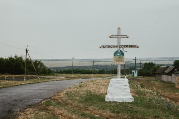 Памятники в селі Грабове на Донеччині, який встановили бойовики нібито в память жертв збитого тут у 2014 році пасажирського літака