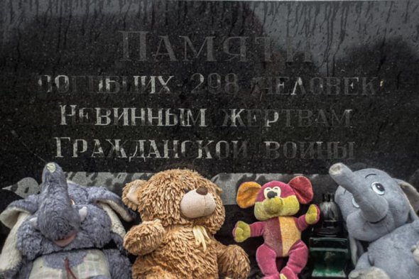 Памятники в селі Грабове на Донеччині, який встановили бойовики нібито в память жертв збитого тут у 2014 році пасажирського літака