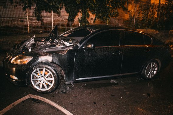 У Києві біля будинку по вул. Василя Липківського вибухнув автомобіль Lexus GS 300