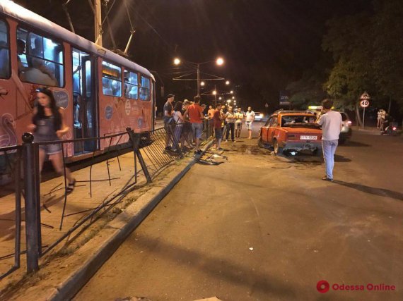 В Одесі автомобіль «Жигулі» протаранив огорожу трамвайної зупинки. Постраждали 2 людей
