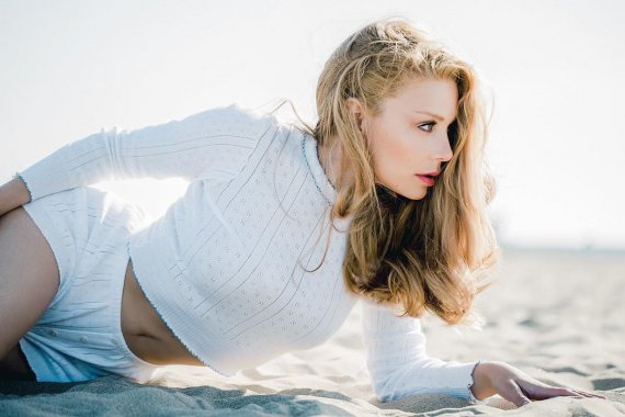 Тіна Кароль знялась у спокусливій фотосесії серед піску