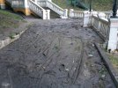 Під час будівництва мосту та укріплення схилів комунальники зрізали частину дерев. Поки ґрунт на схилі не закріпився – бруд буде.