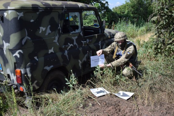 Обстріляний автомобіль поліції у Ясинуватському районі Донеччини 