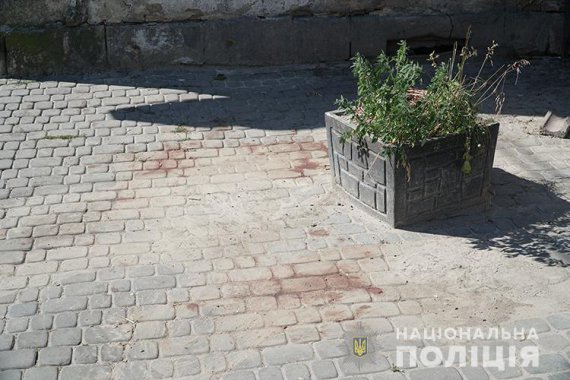У Тернополі на зупинці громадського транспорту  конфліки між чоловіками закінчився смертельною різаниною
