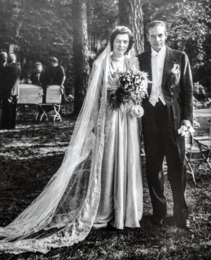Олена Скоропадська та ґерд Гіндер одружилися 30 серпня 1944 року в Берліні. За кілька днів після весілля чоловік подався на фронт