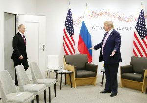 Президент Сполучених Штатів Америки Дональд Трамп зустрічає російського лідера Володимира Путіна. Переговори провели у перерві між засіданнями ”Великої двадцятки” в японській Осаці 28 червня