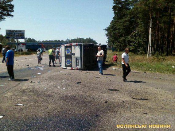На Волині зіткнулися вантажівка та автомобіль швидкої допомоги. Загинув пацієнт "швидкої" та його родичка