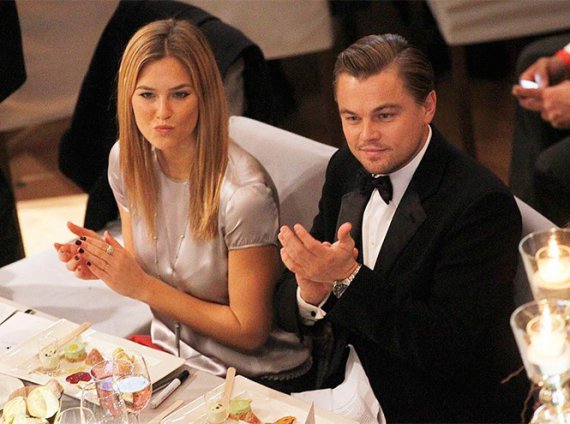 Леонардо Ді Капріо і Бар Рафаелі. Ця історія, мабуть, найзагадковіша - любов, заручини і весілля, яке так і не відбулося.  Закохані офіційно оголосили про своє рішення бути разом ще в 2006 році і протрималися разом до 2009. Правда, тоді відносини так нічим і не закінчилися - пара розлучилася.  У 2010 році Рафаелі і зірка «Титаніка» знову зійшлися.  26 березня того ж року Леонардо Ді Капріо і Рафаелі офіційно оголосили про перерву в стосунках.  З літа 2010 пара знову стала зустрічатися. Лео зробив навіть Бар офіційну пропозицію.  Але перед весіллям, в травні 2011 року, наречений і наречена знову розбіглися, залишивши всіх у здивуванні. Зараз Бар одружена з бізнесменом Аді Езра, з яким вона зустрічалася три роки до їх весілля в 2015 році. У подружжя є дві дочки.  А Ді Капріо й досі неодружений.