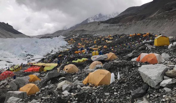 Небезпеки при сходженні на Еверест починаються вже в базовому таборі