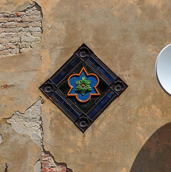 Керамічна прикраса на колишній будівлі фабрики Івана Левинського на вулиці Генерала Чупринки у Львові. Підприємство закрилося в міжвоєнні роки. Зараз там розташовані приватні фірми й помешкання