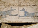Символы бога Анубиса найденные на неизвестном саркофаге