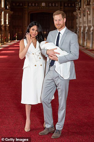 Меган Маркл и принц Гарри позировали через несколько дней после рождения первенца Арчи
