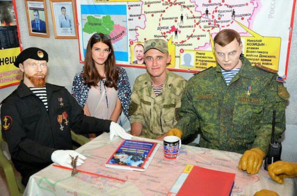 Чучела ликвидированных Моторолы, Гиви и Александра Захарченко установили в Донецке. Над ними повесили лозунг "Герои не умирают", что является переводом популярного украинского лозунги "Герої не вмирають